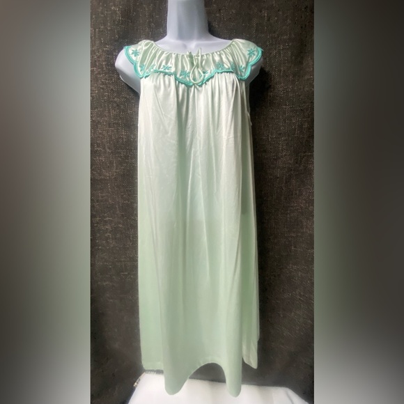 JC Penney Embroidered Gown Housecoat Set - Picture 3 of 16